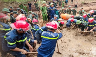 Cảnh sát bạt núi, dỡ cây, lội bộ hơn 45 km cứu dân