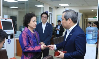 Chủ tịch Hà Nội kiểm tra công vụ bộ phận 'một cửa', lì xì cho người dân 