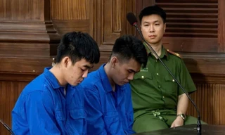 Hai bị cáo tại phiên tòa,