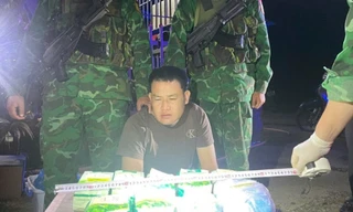 Bắt 2 đối tượng người Lào vận chuyển 17kg ma túy đá qua biên giới