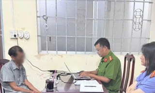 Công an làm việc với người đàn ông bị tố xâm hại bé gái 10 tuổi ở Cần Thơ