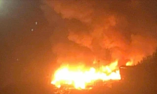 Hà Nội: Cháy ngùn ngụt tại ngôi nhà trên đường Đê La Thành