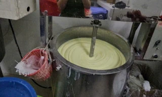 TPHCM: Triệt phá 'công xưởng' sản xuất mỹ phẩm giả từ hóa chất, dán tem 'hàng nhập khẩu'