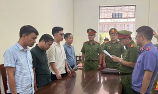 Cơ quan chức năng tống đạt, thi hành các quyết định khởi tố.