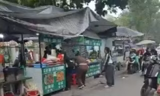 Hà Nội: Cự cãi việc để xe ven đường bị bà hàng nước thu tiền gửi, người phụ nữ bị hành hung dã man