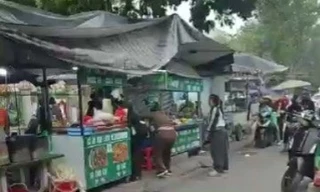 Hà Nội: Cự cãi việc để xe ven đường bị bà hàng nước thu tiền gửi, người phụ nữ bị hành hung dã man