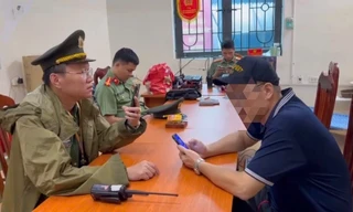 Công an lập biên bản xử lý một số người 'bán ghế' xem diễu binh, diễu hành