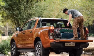 Công an vào cuộc clip nhóm thanh niên ngồi ăn uống trên thùng xe bán tải đang chạy ở TPHCM