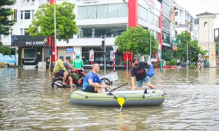 Người Hà Nội góp tiền mua thuyền để vượt lũ giữa lòng Thủ đô