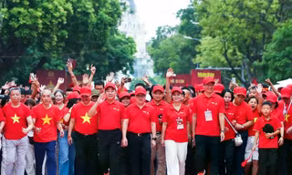 Hàng trăm nghìn người hòa nhịp ‘Cùng Việt Nam tiến bước’