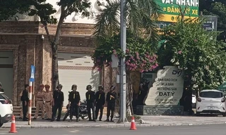 Lực lượng công an thực hiện nhiệm vụ hỗ trợ công tác khám xét