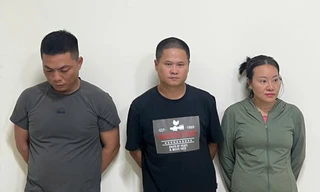 Bắt nhóm đối tượng đổ chất thải bể phốt xuống sông Tô Lịch