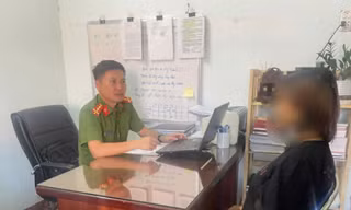 Nhét giấy vào miệng con mới sinh rồi giấu sau bồn cầu