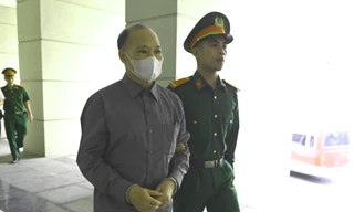 Cảnh dẫn giải cựu Thứ trưởng Hoàng Văn Thắng cùng đồng phạm đến tòa