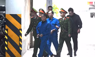 Cảnh sát dẫn giải nhóm cựu thẩm phán, kiểm sát viên, chấp hành viên đến tòa