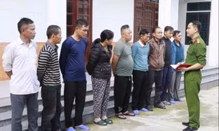 Lấy cớ đến chia buồn cùng gia đình có tang lễ để tổ chức đánh bạc