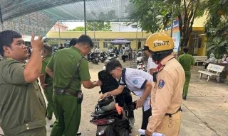 TPHCM: Kiểm tra vi phạm giao thông tại cổng trường, lộ nam sinh lớp 12 dùng ma túy