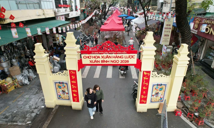 Nhìn từ trên cao không gian chợ hoa Tết trăm tuổi giữa phố cổ Hà Nội