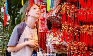 Khách Tây thích thú trải nghiệm không khí Tết sớm trên phố Hàng Mã