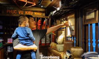​Check-in mô hình toa tàu xưa độc đáo giữa lòng Hà Nội