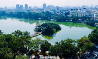Sắc thu dịu dàng phủ khắp Hà Nội khiến lòng người đắm say
