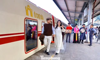 Du khách thích thú trải nghiệm chuyến tàu 'Hà Nội 5 cửa ô' 