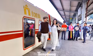 Du khách thích thú trải nghiệm chuyến tàu 'Hà Nội 5 cửa ô' 