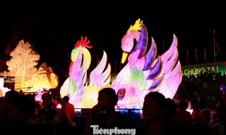 Tuyên Quang rực sáng đèn Trung thu khổng lồ trong đêm hội