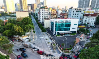 Đường hoàn thiện nhưng vẫn bị quây tôn ở Hà Nội
