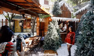 Quán cà phê Hà Nội gây sốt với khung cảnh Noel như trời Âu