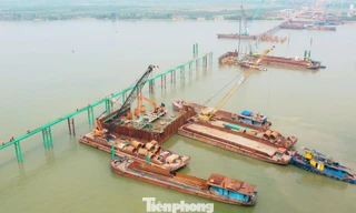 Cận cảnh đại công trường cầu Hồng Hà vượt sông Hồng, sau 5 tháng thi công