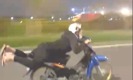 Thót tim cảnh ‘làm xiếc’ trên xe máy ở TPHCM