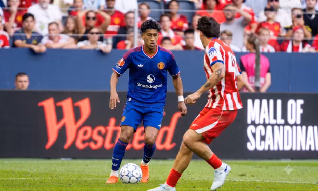 Thần đồng 15 tuổi vừa lập kỷ lục ra mắt Man United là ai?