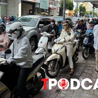 Đi xe máy trên vỉa hè bị xử phạt thế nào?