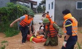 Lực lượng công an tích hỗ trợ người dân trong bão số 11