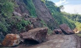 Nhiều khối đá nặng hàng tấn rơi xuống đường ở Sơn La, cấm phương tiện qua lại