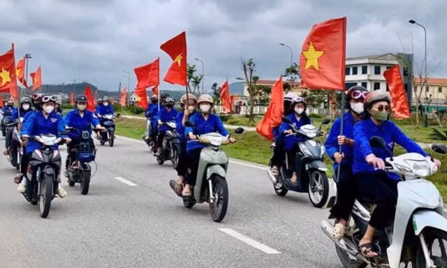 Tổ thông tin lưu động 'làm nóng' không khí hướng về ngày hội bầu cử