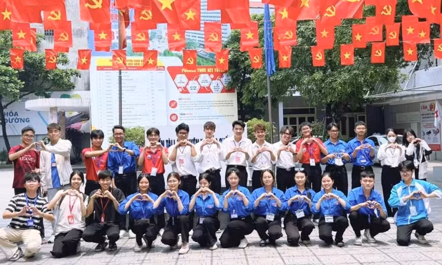 Sinh viên tri ân, giáo dục truyền thống mừng ngày 30/4