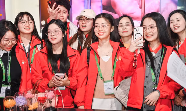 Đại biểu thanh niên Việt Nam tham quan, trải nghiệm tại địa danh nổi tiếng ở Vân Nam, Trung Quốc