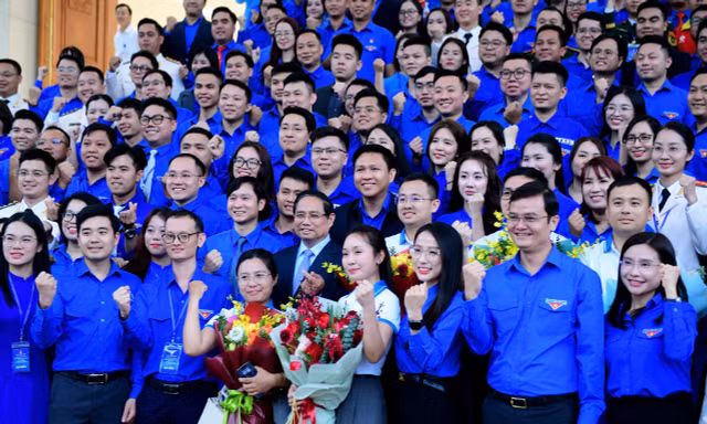 Thủ tướng nhắn nhủ '6 tiên phong': Người trẻ gạt tư duy bằng cấp, dám bước vào vùng chưa có lối mòn