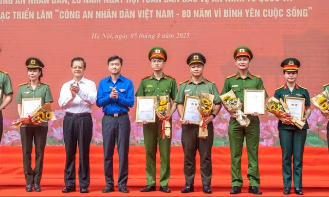 Trao giải Cuộc thi tìm hiểu 80 năm Ngày truyền thống Công an nhân dân 