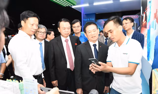 Phó Thủ tướng và các đại biểu tham quan nhiều gian hàng tại Ngày thẻ Việt Nam 