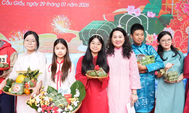 Học sinh trải nghiệm gói bánh chưng, gây quỹ từ thiện