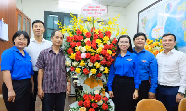 Ban Bí thư Trung ương Đoàn thăm, tặng hoa chúc mừng các đơn vị thuộc Bộ Công an