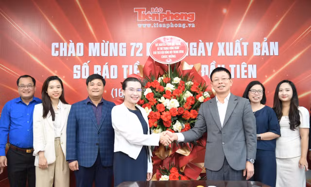 Bí thư Trung ương Đoàn thăm, chúc mừng 72 năm Báo Tiền Phong ra số đầu tiên