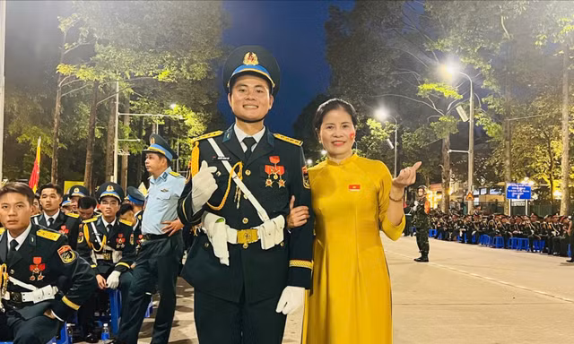 Hai mẹ con quân nhân cùng tham gia diễu binh, diễu hành A80