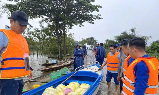 Đội thanh niên xung kích phòng chống bão lũ trực 24/24 tại các điểm xung yếu Quảng Trị 