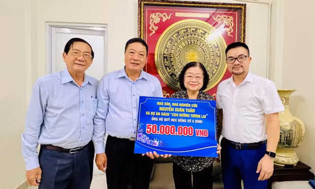 Trao tặng học bổng và 100 cuốn sách 'Con đường tương lai' cho Quỹ học bổng Vừ A Dính