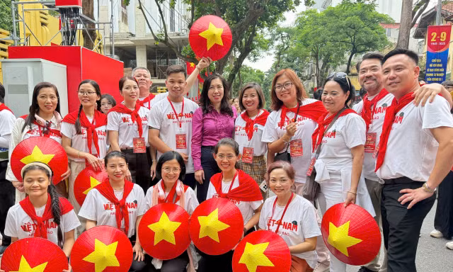 Cảm xúc du học sinh Việt những ngày đất nước rợp cờ hoa 