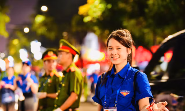 'Áo xanh' dọn rác xuyên đêm trước giờ tổng duyệt diễu binh, diễu hành